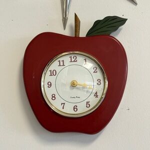 COUNTRY BREEZE CLASSIC RED APPLE CLOCK VINTAGE COLLECTORS GIFT LOVE IT MUST HAVE